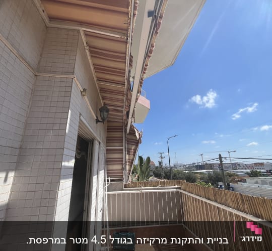 סוככים מפוספסים בצבעי אדום ולבן על מרפסת